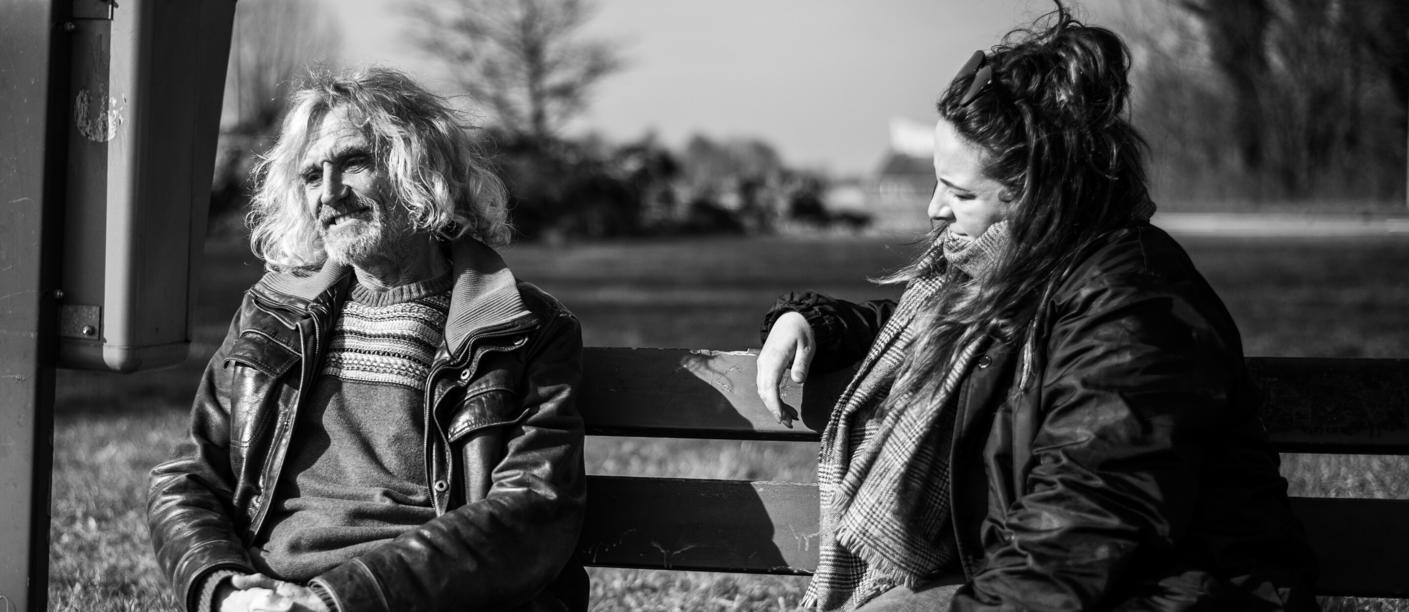 Zwart Wit foto, begeleider in gesprek met deelnemer